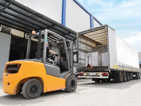 Ein Gabelstapler lädt eine Ladung auf die Rampe eines LKW