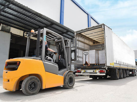 Ein Gabelstapler lädt eine Ladung auf die Rampe eines LKW