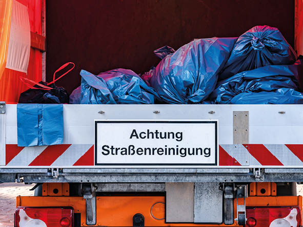 Fahrzeug der Straßenreinigung mit Müllsäcken auf der Ladefläche