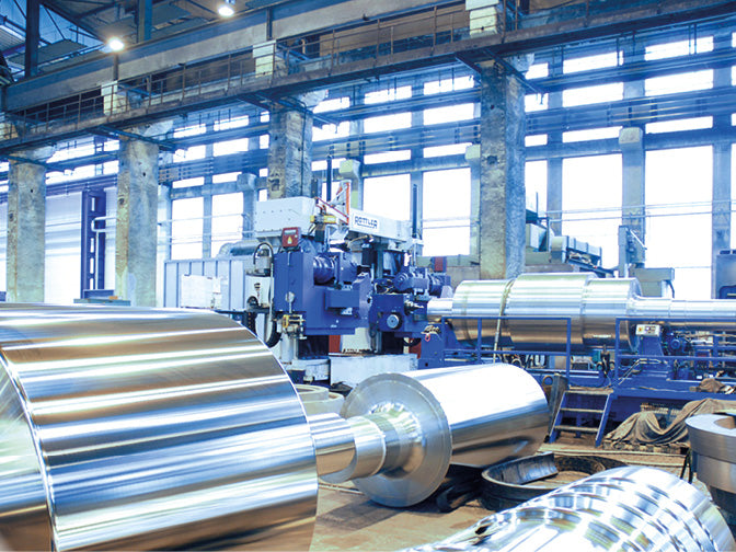 Große Halle mit Industriemaschinen