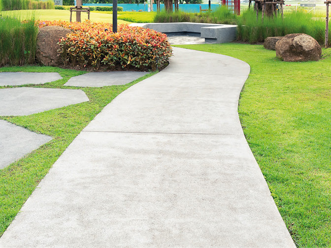 Weg aus Betonplatten in einem Park