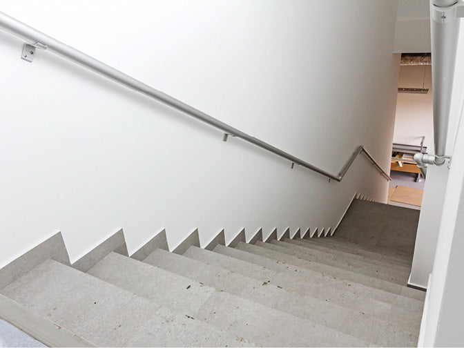 Kellertreppe aus Stein mit einem Metallhandlauf