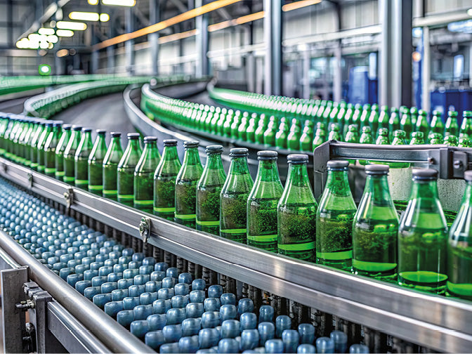 Getränke-Abfüllanlage mit grünen Flaschen
