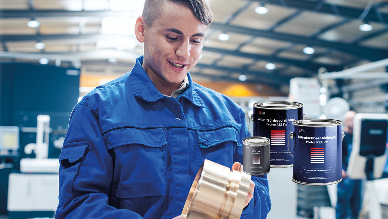 Junger Arbeiter mit einem Metallstück