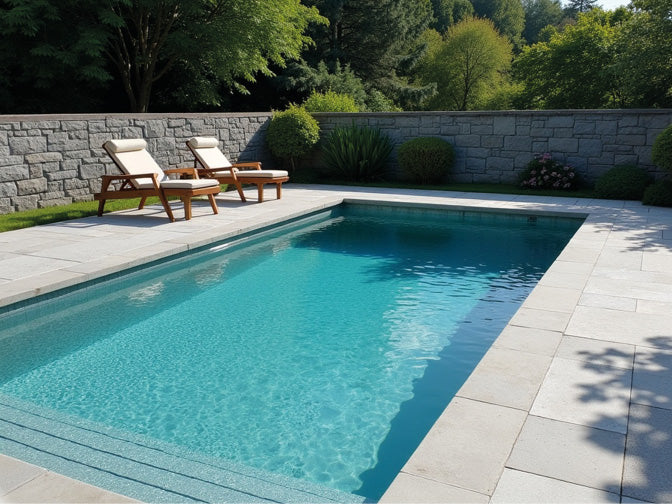 Pool mit einer Umrandung aus Steinfliesen