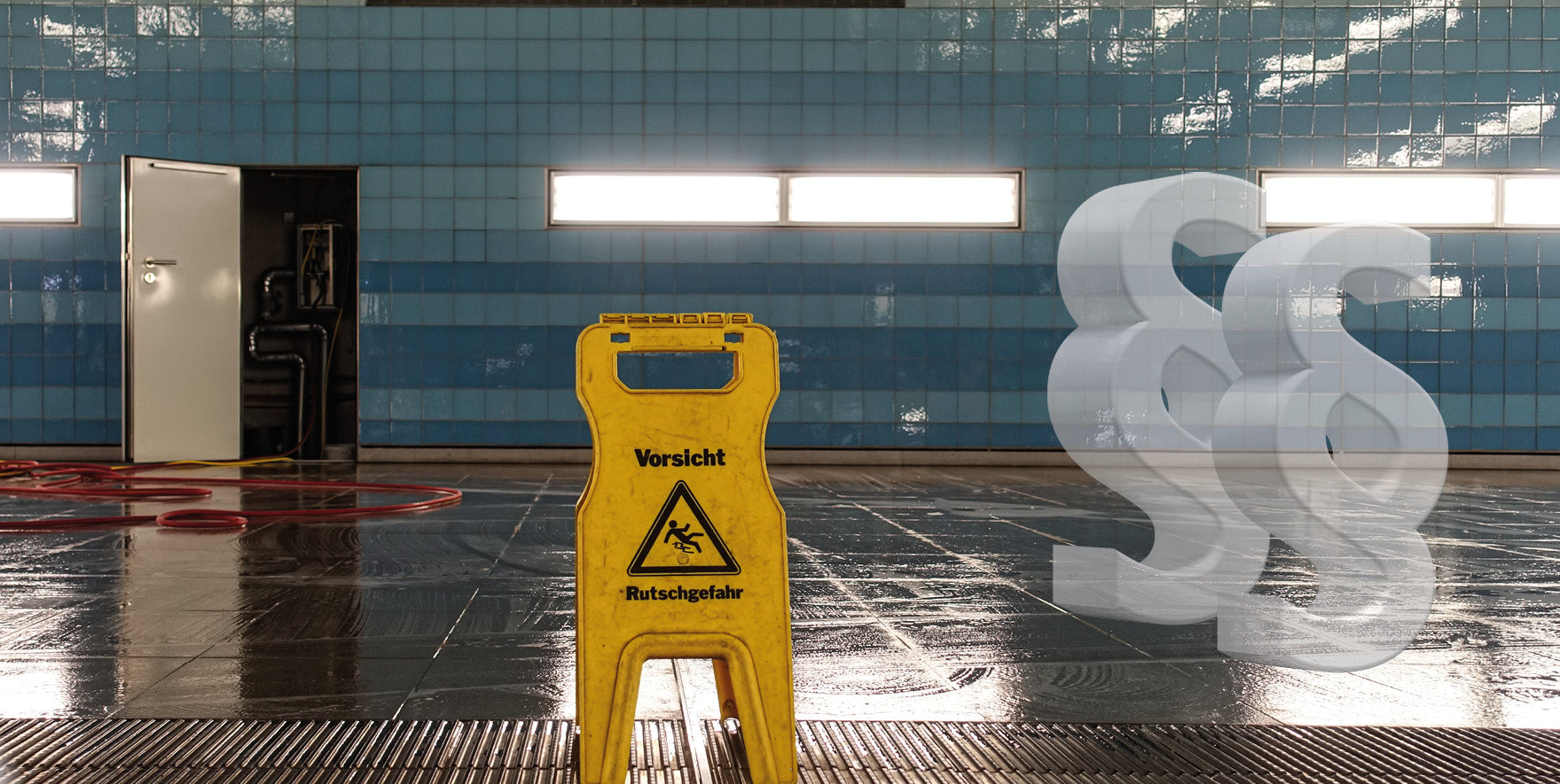 Nasser Boden mit Warnschild Vorsicht rutschig und Paragraphen an der Seite