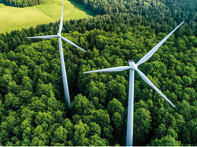 Onshore Windkraftanlage in einem Wald