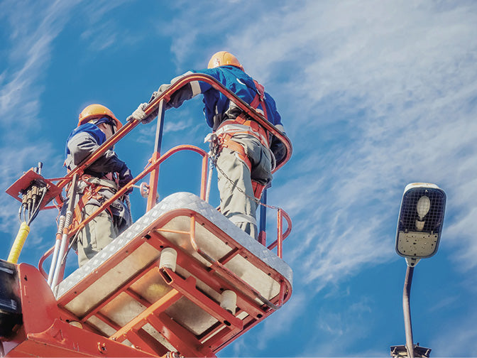 Zwei Männer auf einer Hebebühne