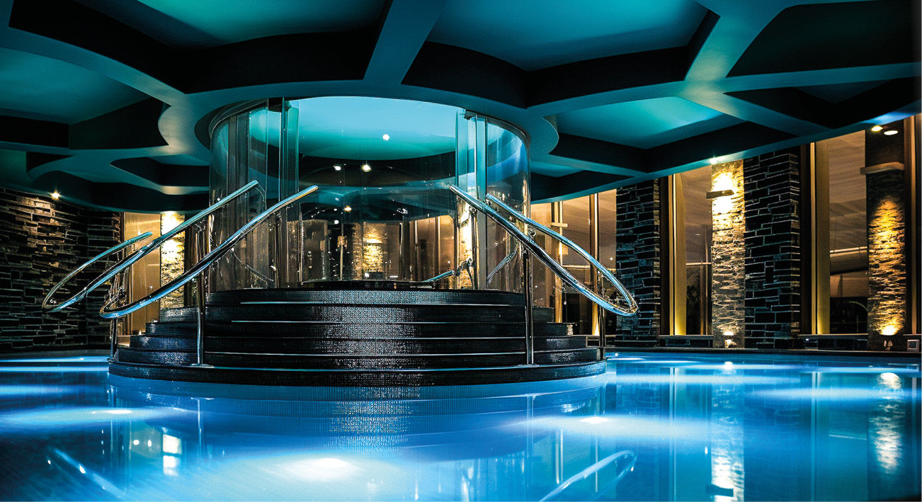 Wunderschönes blauer Poolbereich in einem Hotel