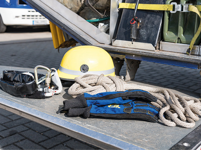 Laderampe eines Einsatzfahrzeugs der THW mit Helm und anderen Utensilien