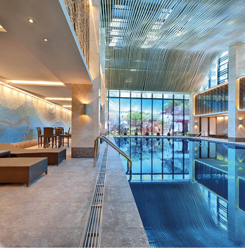 Sehr schönes Schwimmbad in einem Hotel