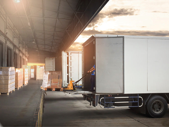 LKW an einer Rampe mit einem Gabelstapler auf einer Laderampe eines LKW