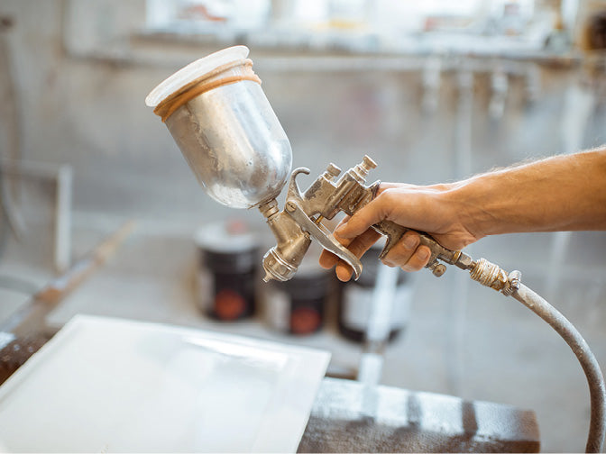 Sprühpistole, die eine Fläche beschichtet