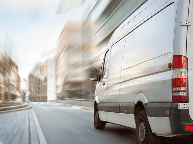 Weißer Kastenwagen auf einer Straße